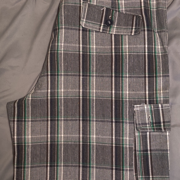 Men's Plaid Cargo Shorts - Picture 3 of 3